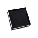 Caja de cartón blanca y negra para colgante o conjunto de joyería, bisutería y joyas 87x87x38 Mm.  SA-81-N