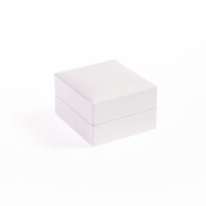 Estuche polipiel blanco para pendientes 46x52x30 mm. FR-1-P-N