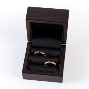 Estuche de madera para alianzas color nogal 70x70x50 mm CU-3-M