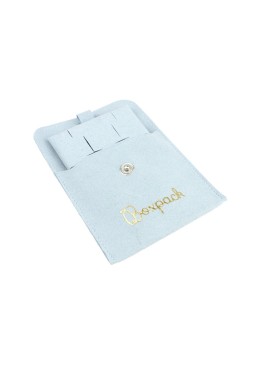 Bolsa más taco de microfibra azul cielo para pendientes omega con cierre de solapa y botón para joyería y bisutería.