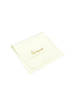 Bolsa más taco de microfibra marfil para pendientes con cierre de solapa y cinturón para joyería y bisutería.