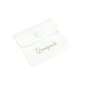 Pochette en microfibre avec coussinet pour boucles d’oreilles, fermeture à rabat et bouton, blanche
