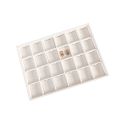 Bandeja expositora blanca de polipiel para joyería, bisutería y joyas BJ-24PO-B
