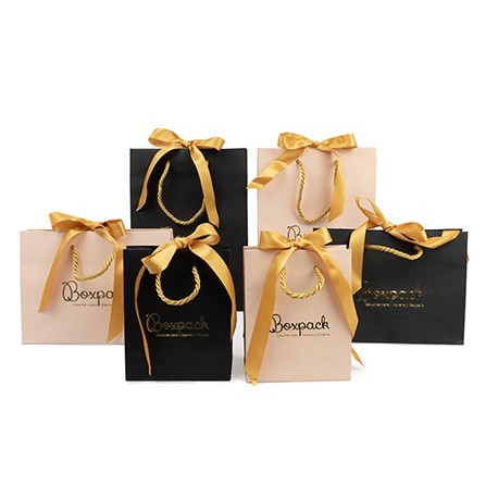 presentación de joyería con packaging y exposición